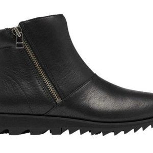 New SOREL Harlow Zip up Waterproof boots size 9